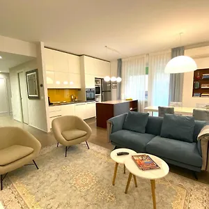 Incantevole Con Posto Auto Riservato-clic House Apartment